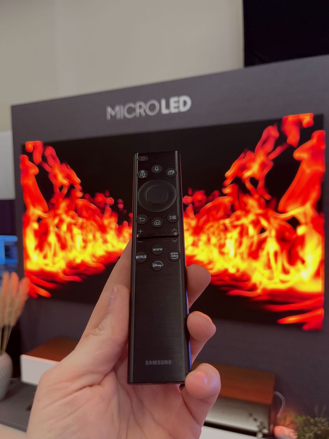 Samsung MICRO LED 110 - pilot przód