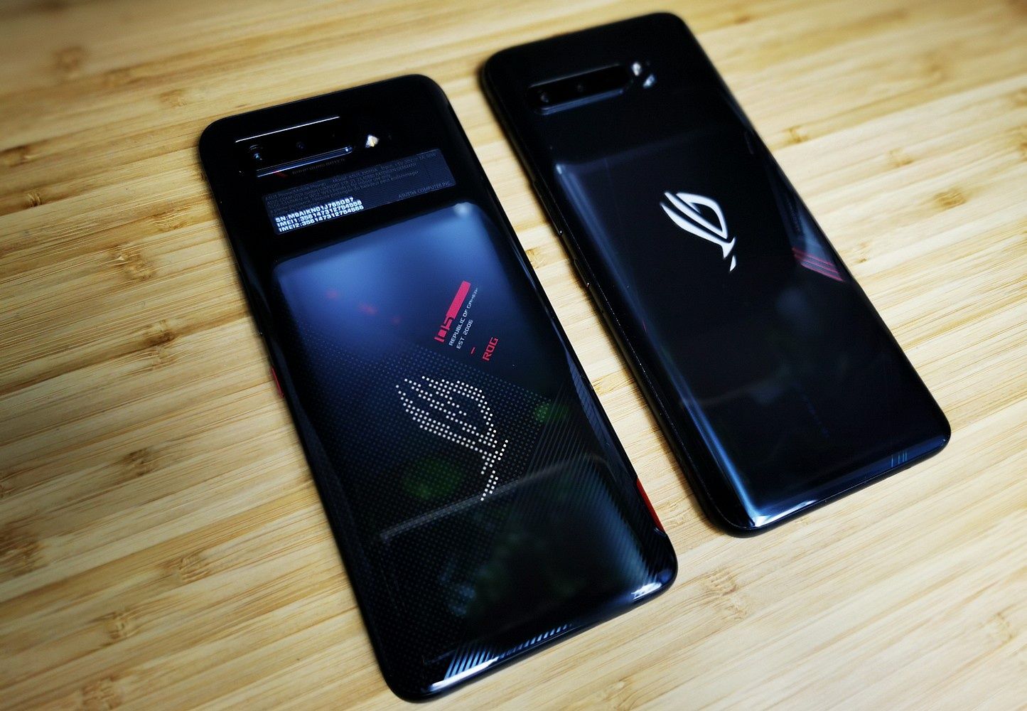 ASUS ROG Phone 5 vs ROG Phone 3 (tył)