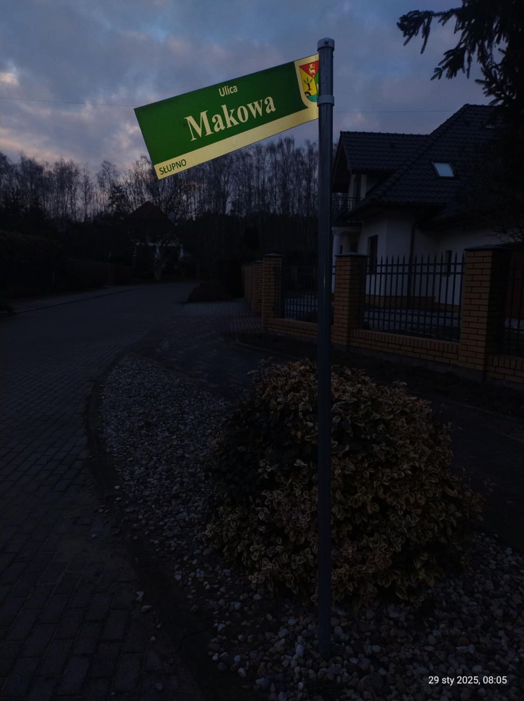 Zniszczone tablice informacyjne