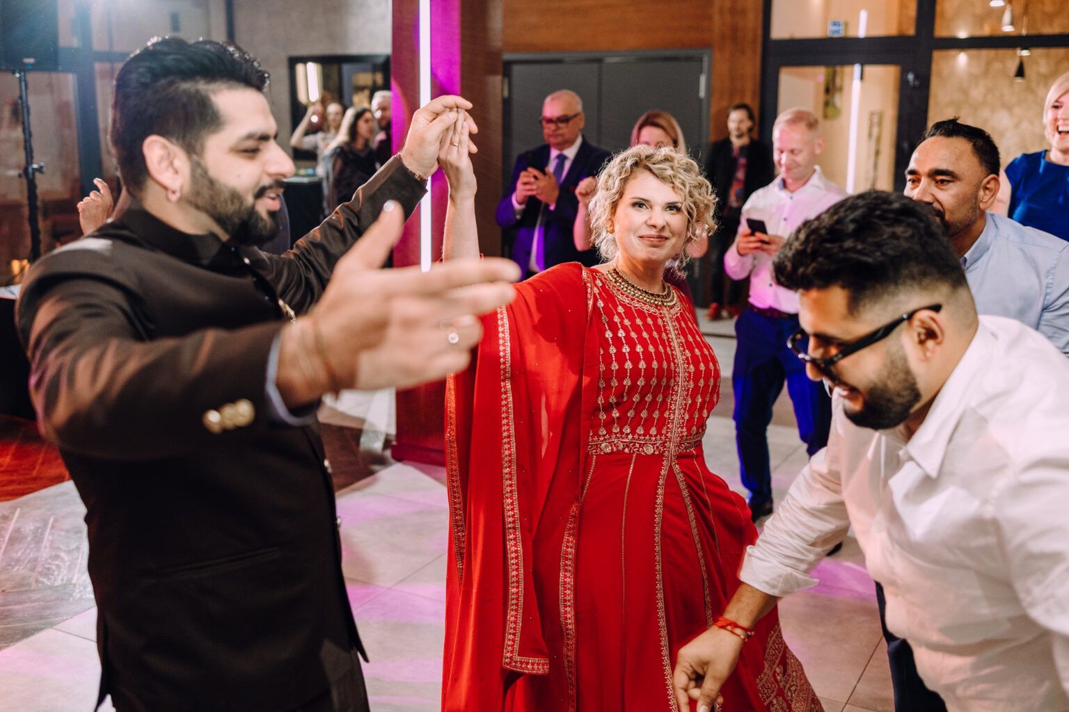 Alicja i Rishi w trakcie zabawy weselnej