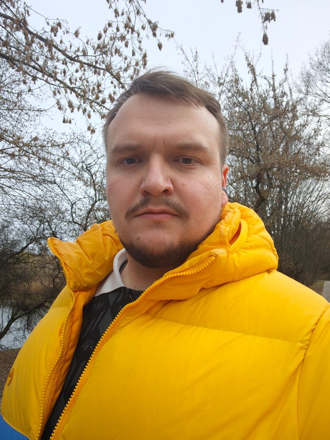 Zdjęcia z przedniego aparatu Xiaomi 17 Ultra