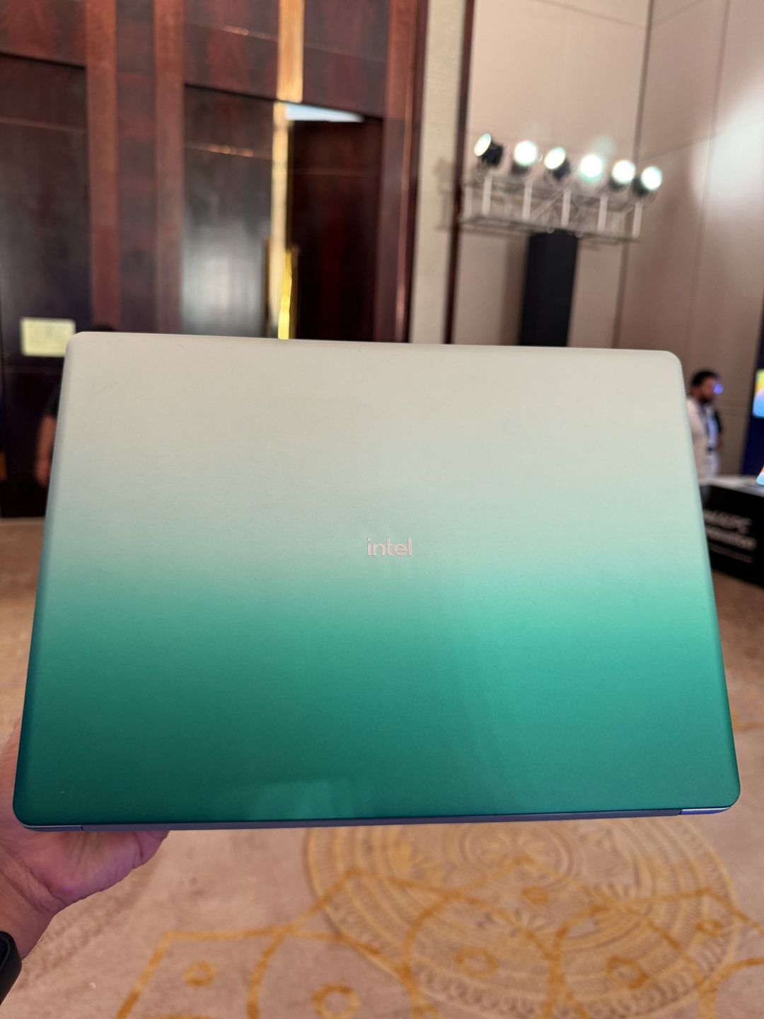 Intel - laptop z procesorem Core 300