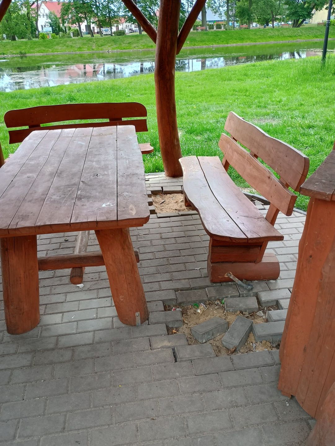 Wandale zniszczyli kostkę 