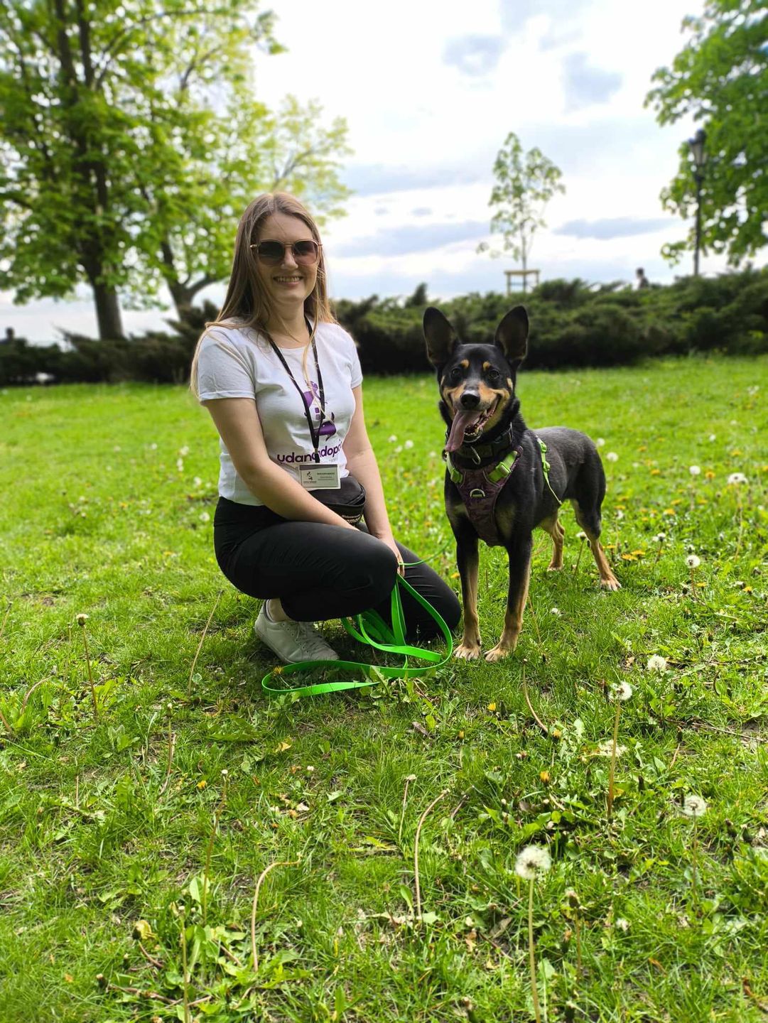 Wolontariusze z pieskami 