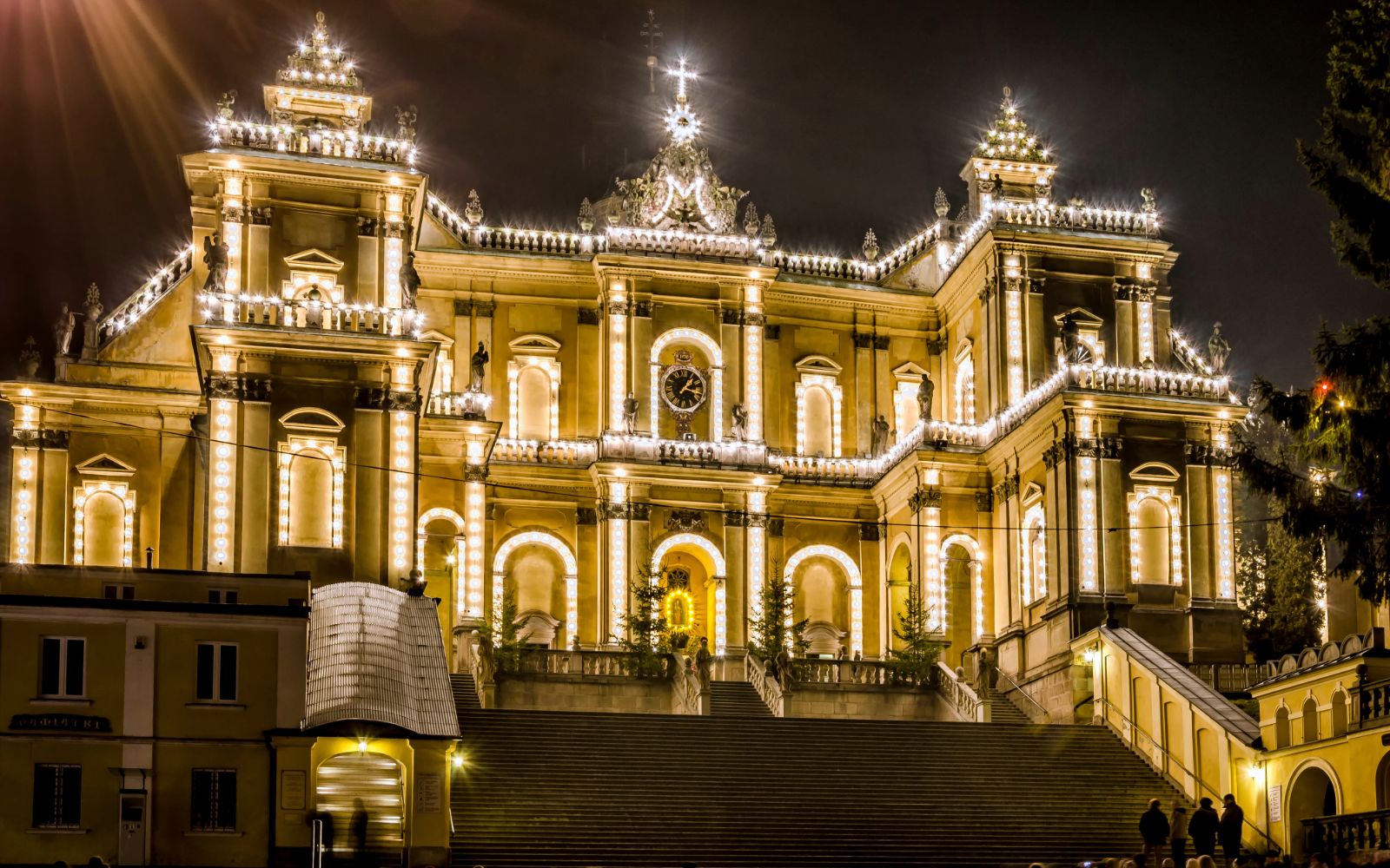 Nocna iluminacja Bazyliki w Wambierzycach