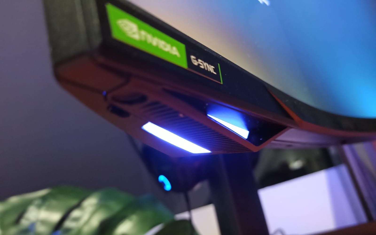 Samsung Osyssey G7 - podświetlenie od przodu i spodu