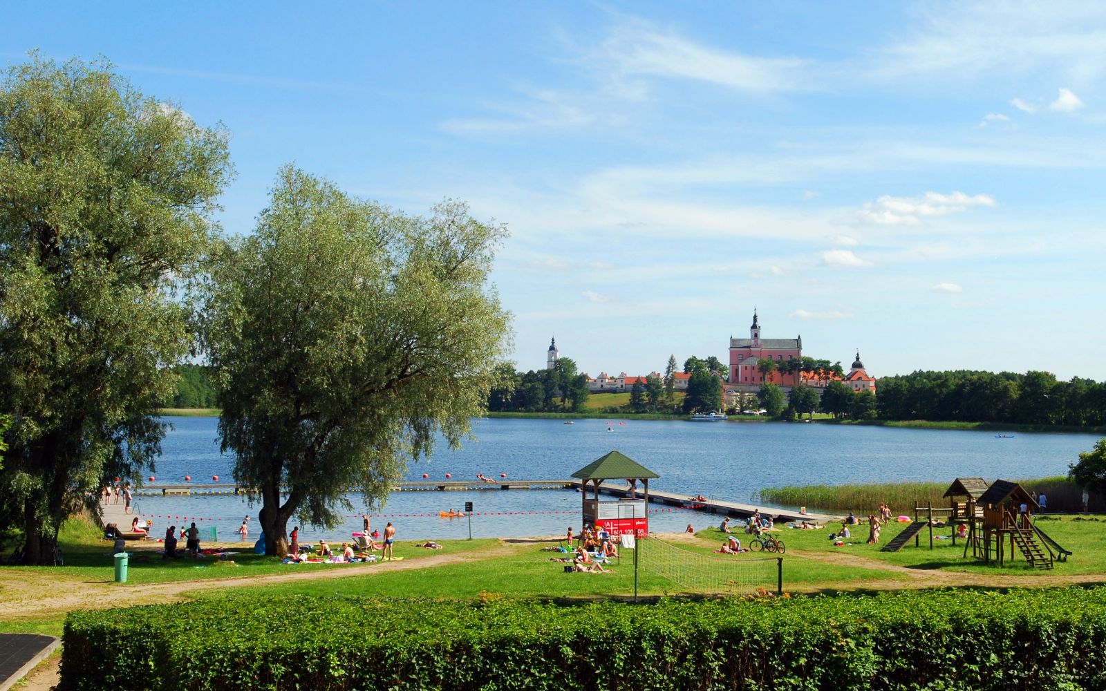 Lato nad jeziorem Wigry: plaża PTTK w Starym Folwarku 