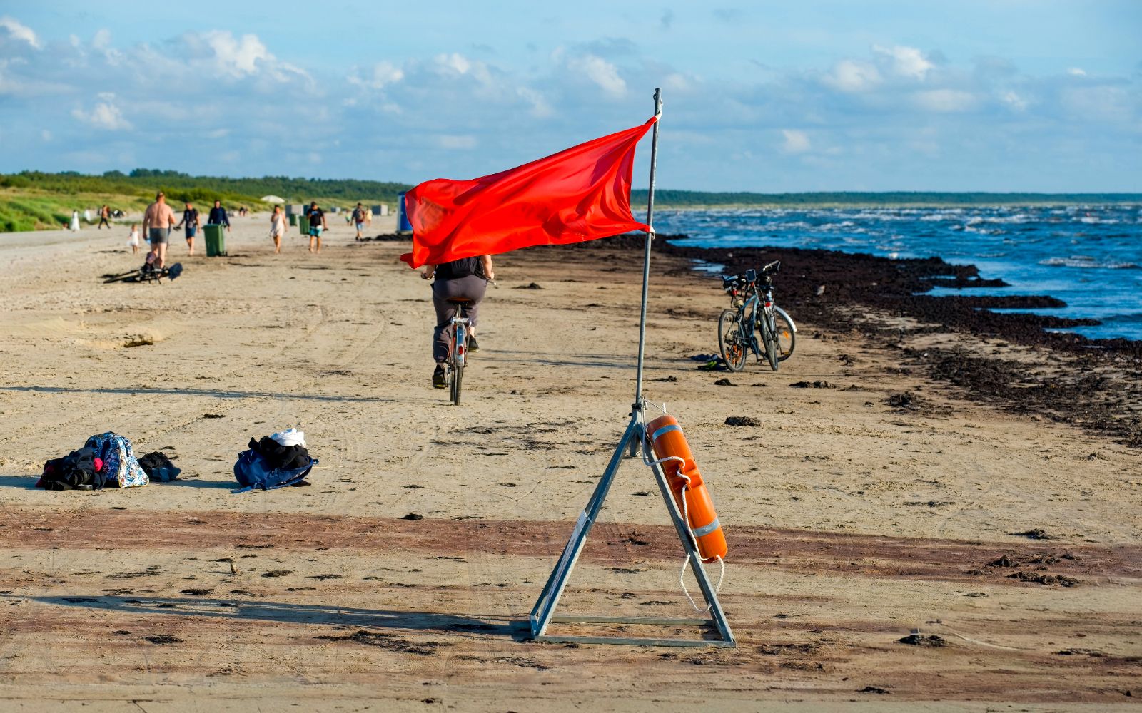  Czerwona flaga na bałtyckiej plaży