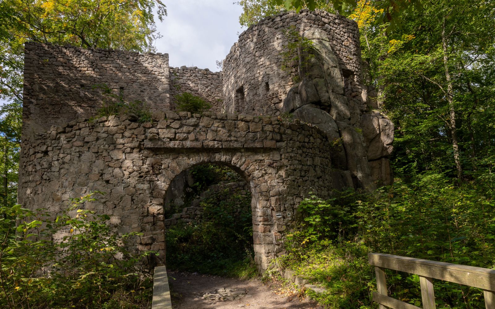 Bramę wjazdowa i kamienne mury ruin Zamku Bolczów 
