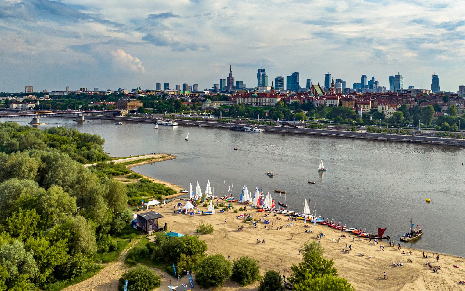 Warszawa w letniej odsłonie – słoneczny dzień nad Wisłą