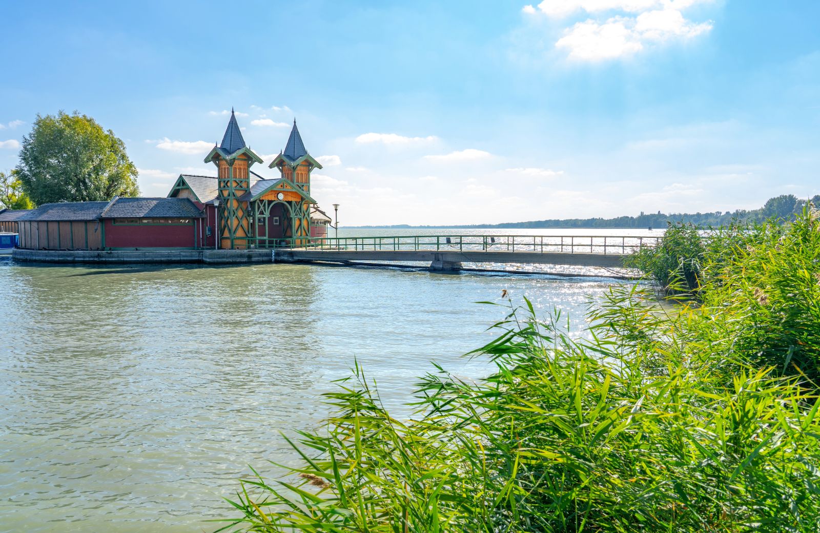 Kąpielisko Szigetfürdő na plaży miejskiej w Keszthely