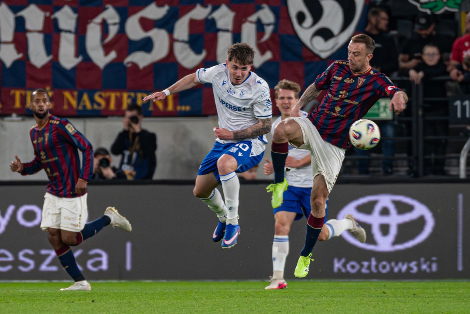 Lech Poznań wygrał w Szczecinie mimo wielkich problemów kadrowyc