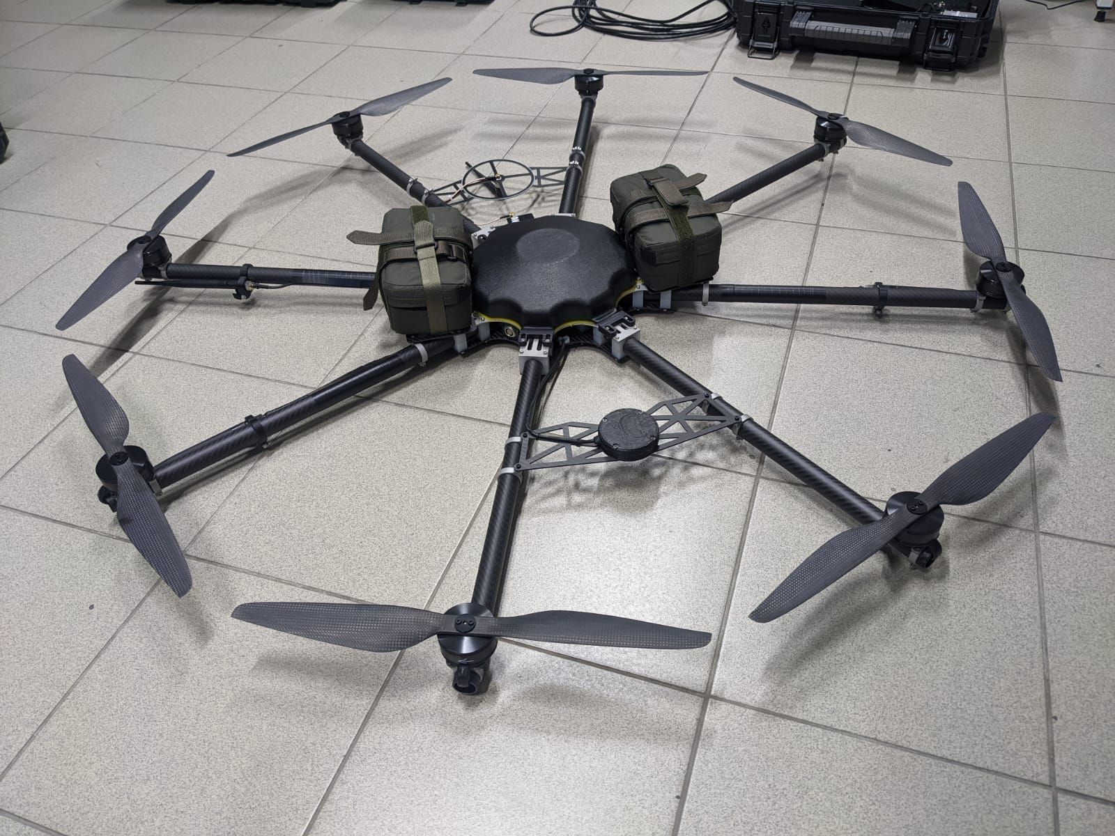 Dron R18