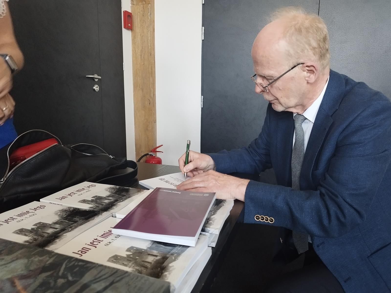 Andrzej Zaranek podpisuje książkę