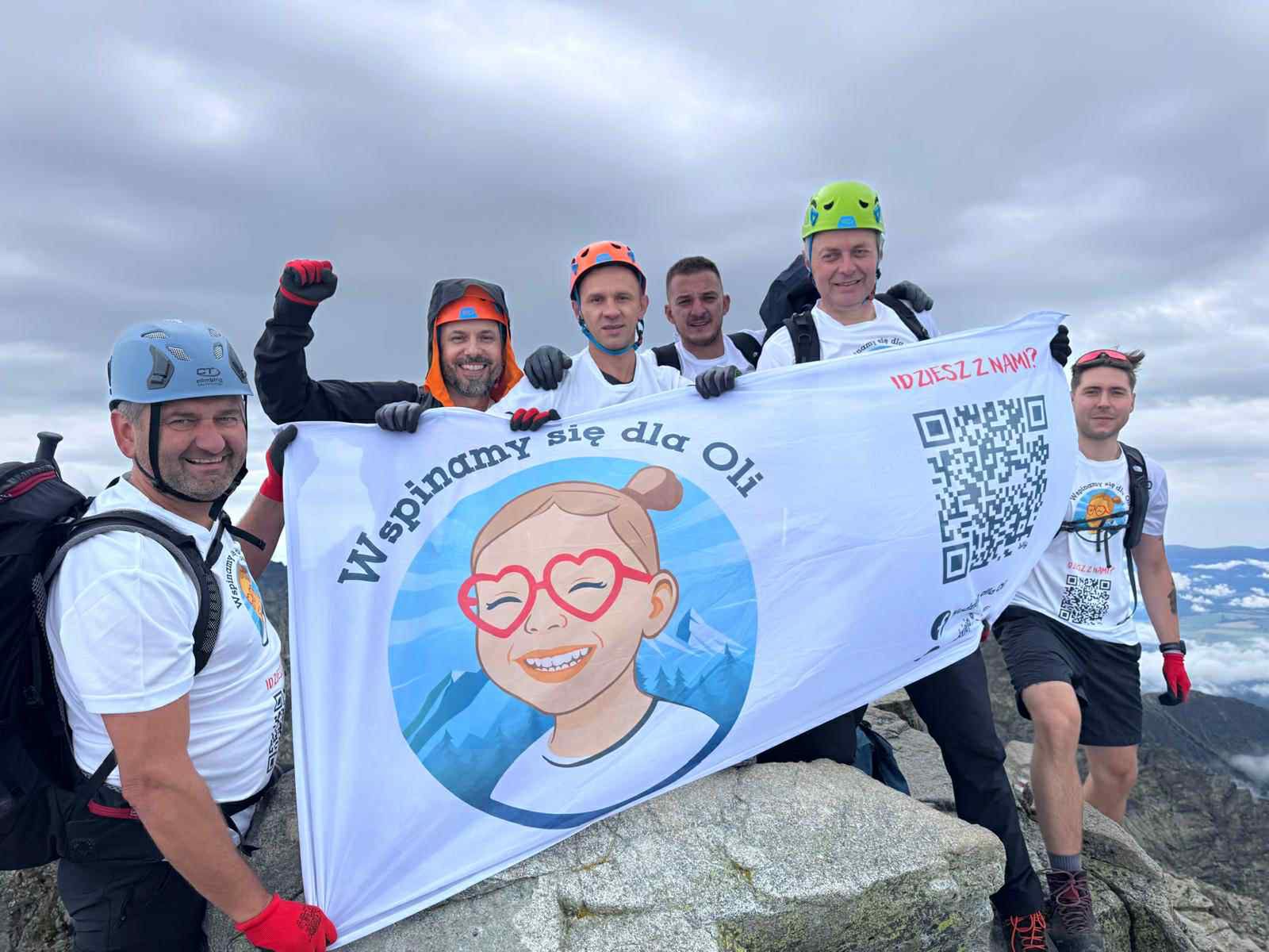 Paweł Ślęzak wspina się, aby zaapelować o wsparcie dla Oli