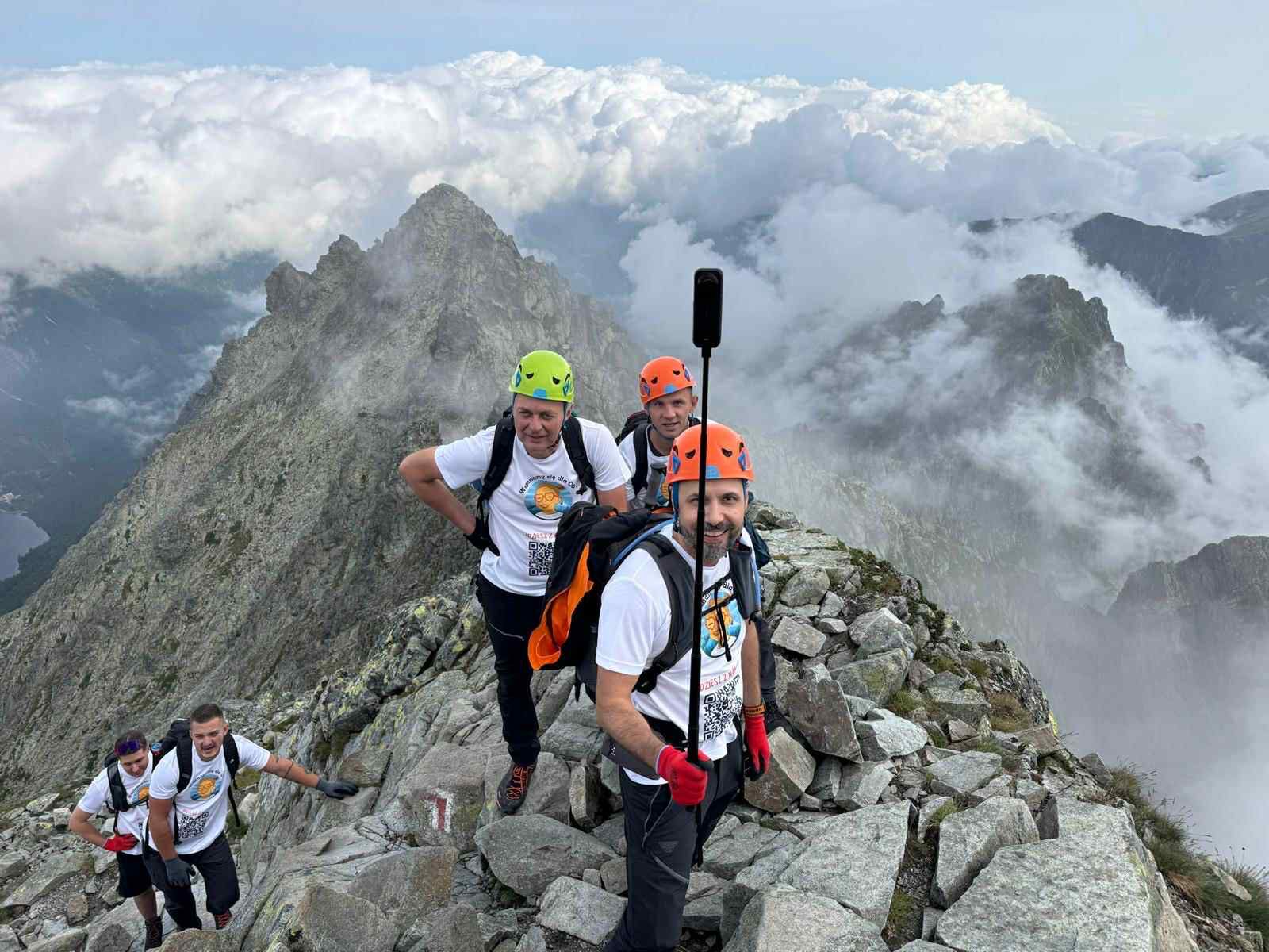 Paweł Ślęzak wspina się, aby zaapelować o wsparcie dla Oli