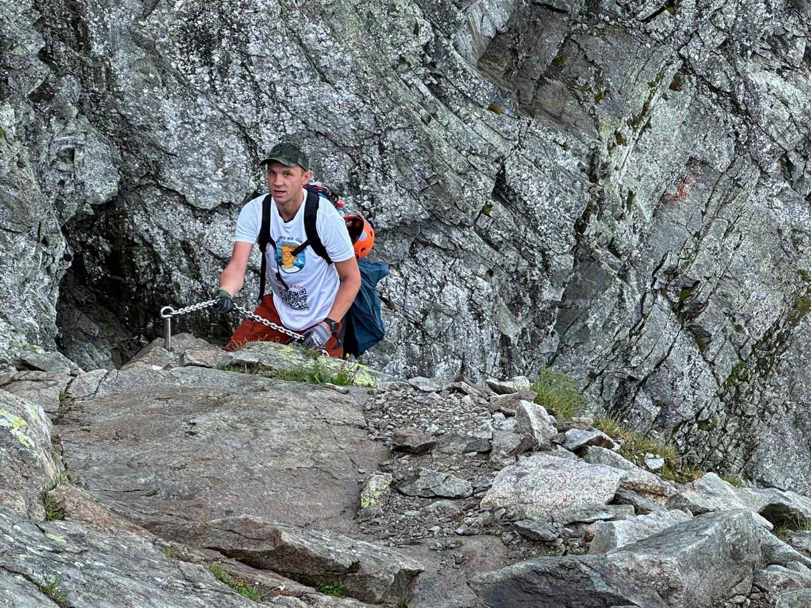 Paweł Ślęzak wspina się, aby zaapelować o wsparcie dla Oli