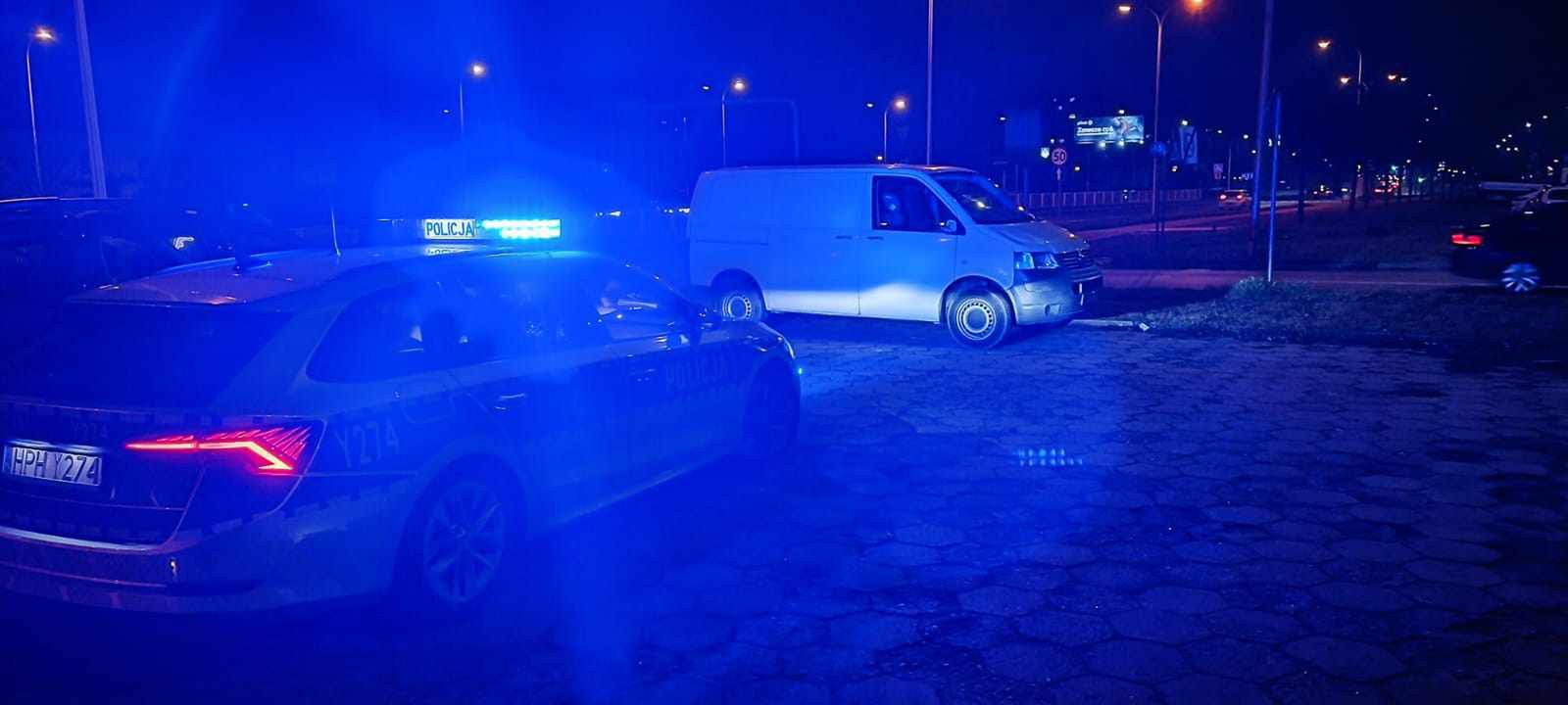 18-latek wbiegł pod nadjeżdżający pojazd