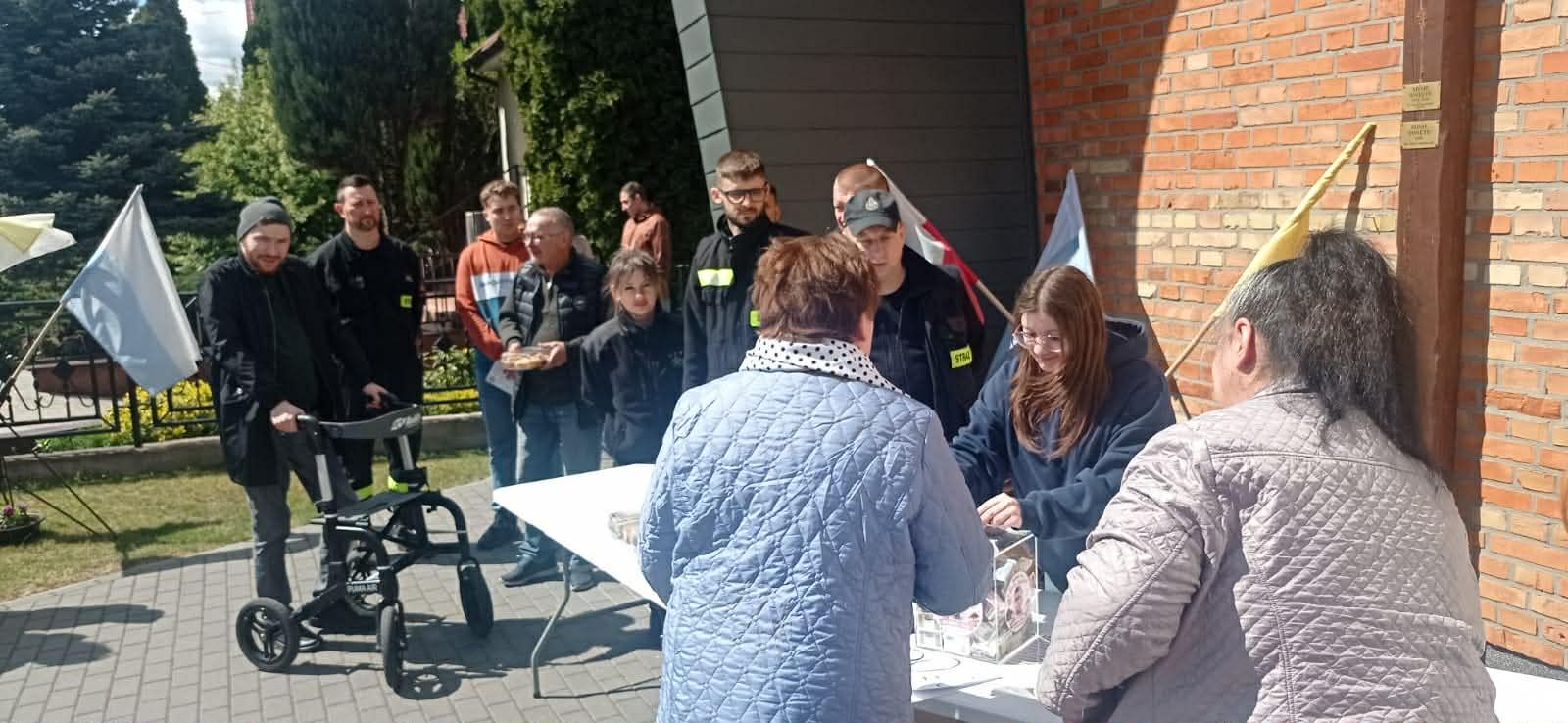 Sprzedaż ciast przed kościołami w gminie Obrowo