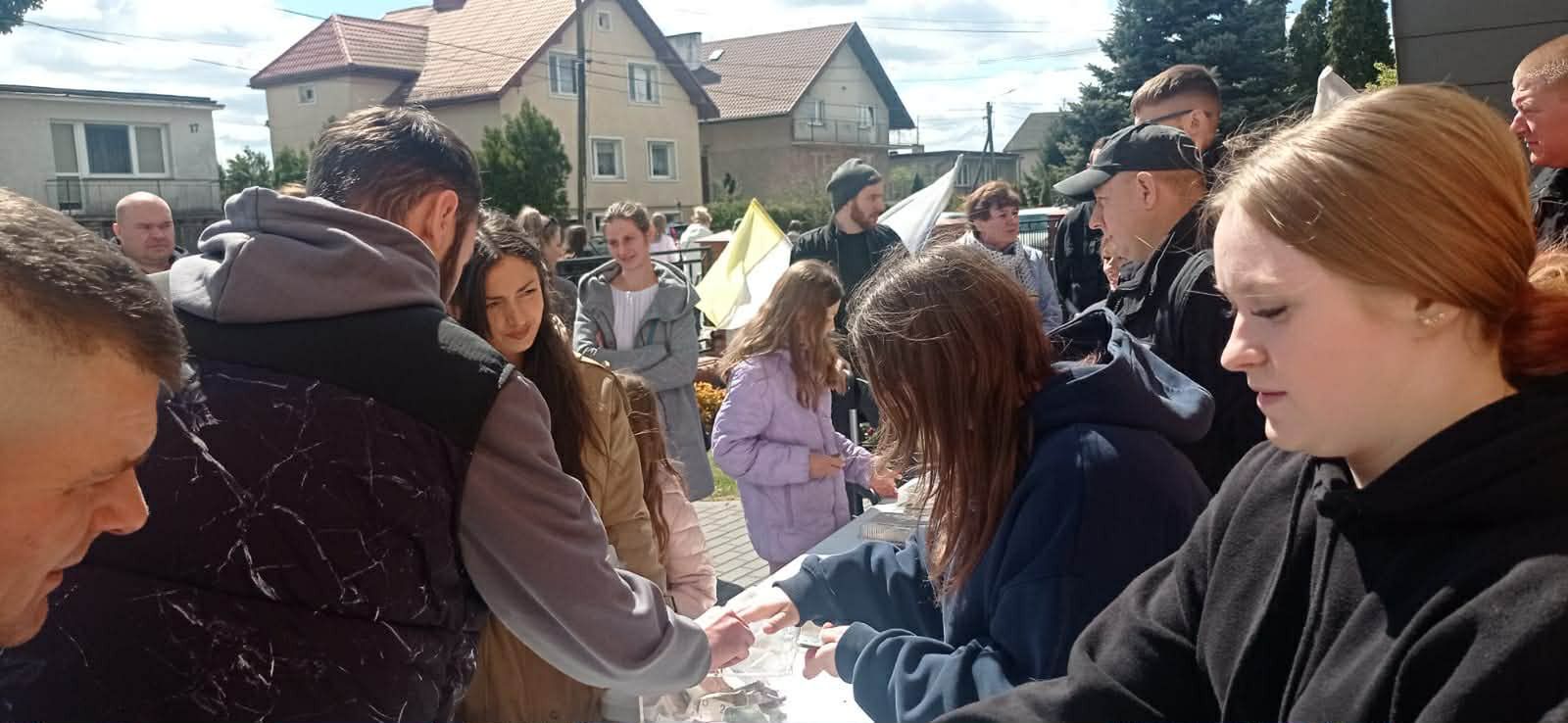 Sprzedaż ciast przed kościołami w gminie Obrowo