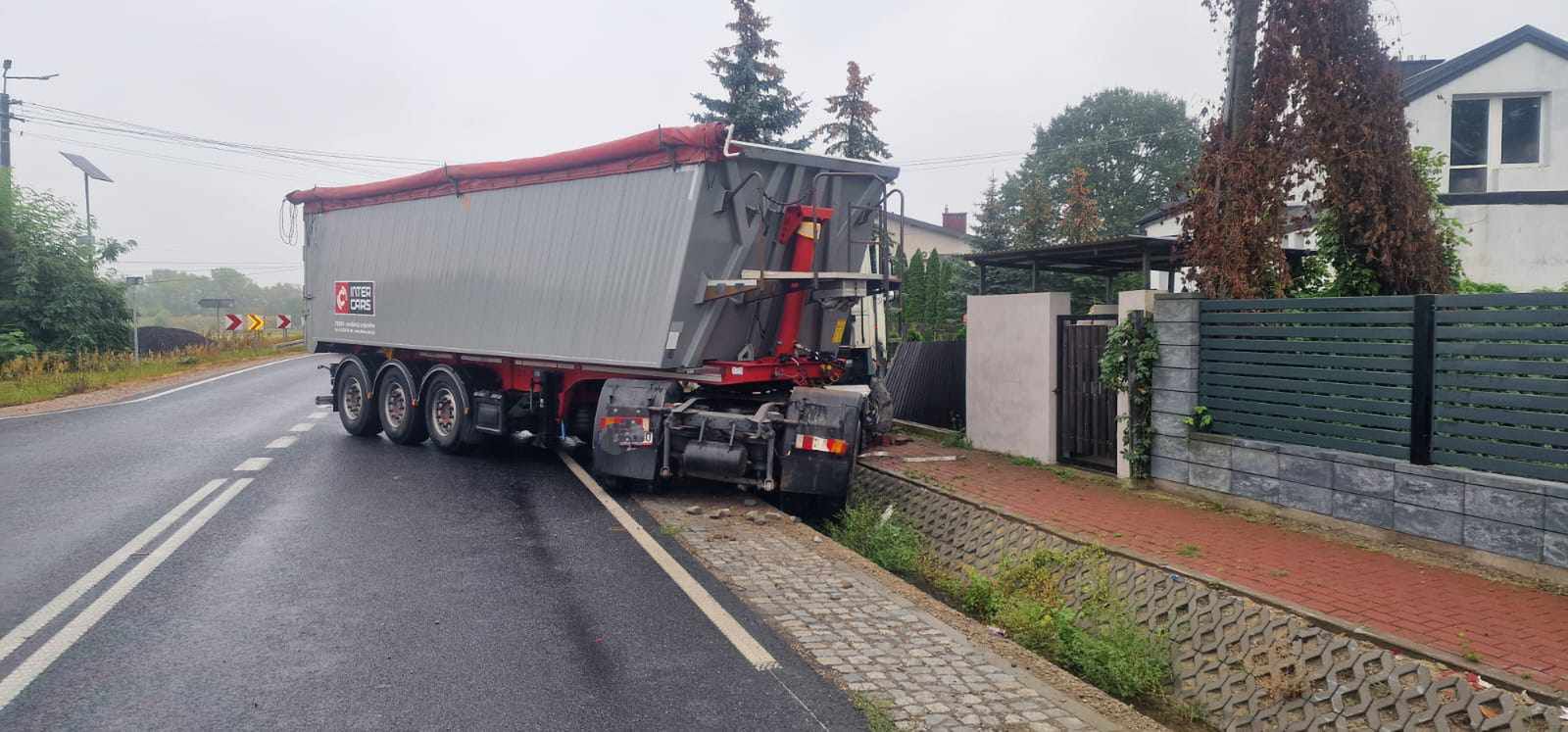 Kierowca ciężarówki nie dostosował prędkości