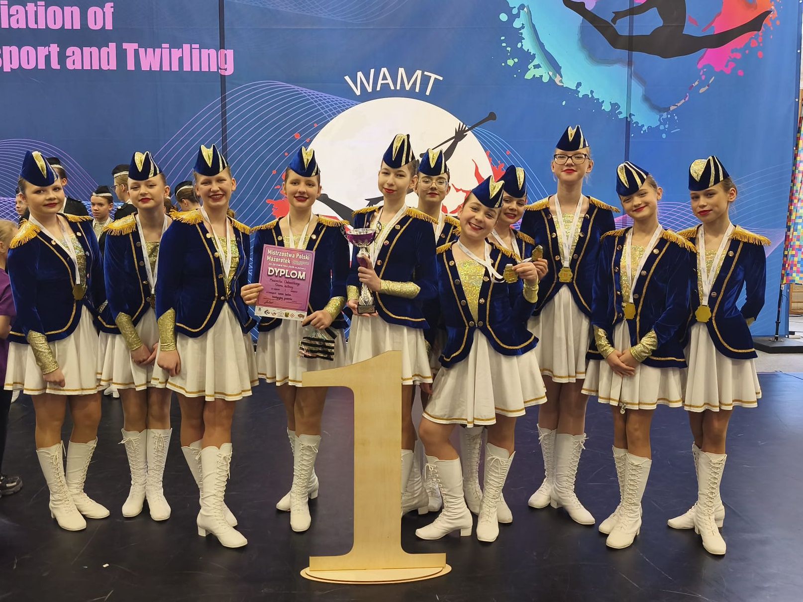 Mażoretki z Chełmna z trofeum