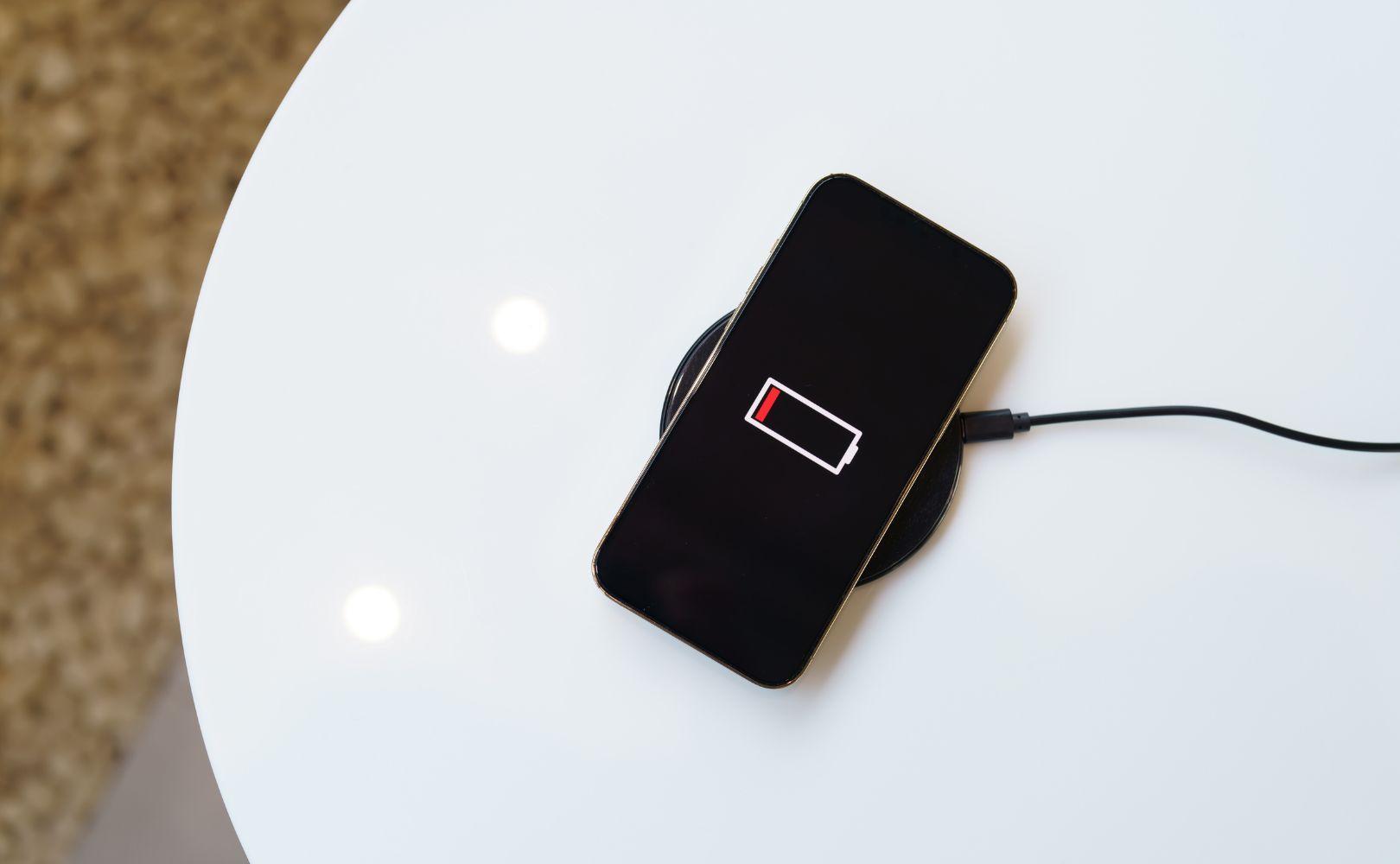 Czy ładować telefon do pełna