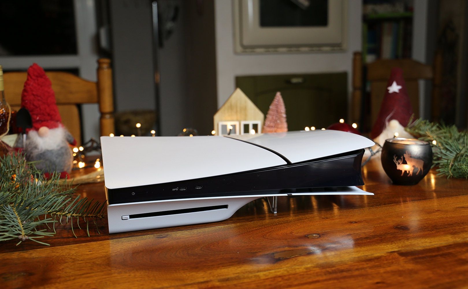 PS5 Slim - ustawiona w poziomie