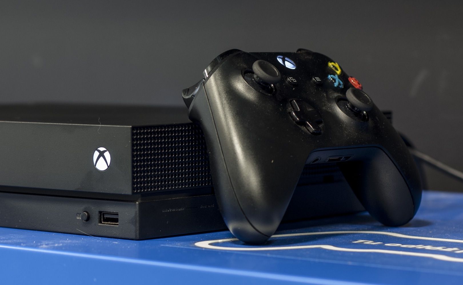 Xbox One X z gamepadem