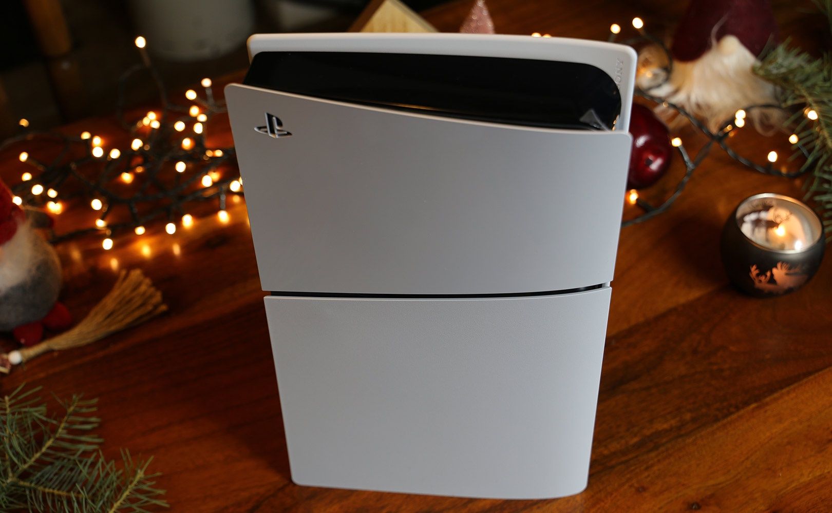 PS5 Slim - ujęcie z boku