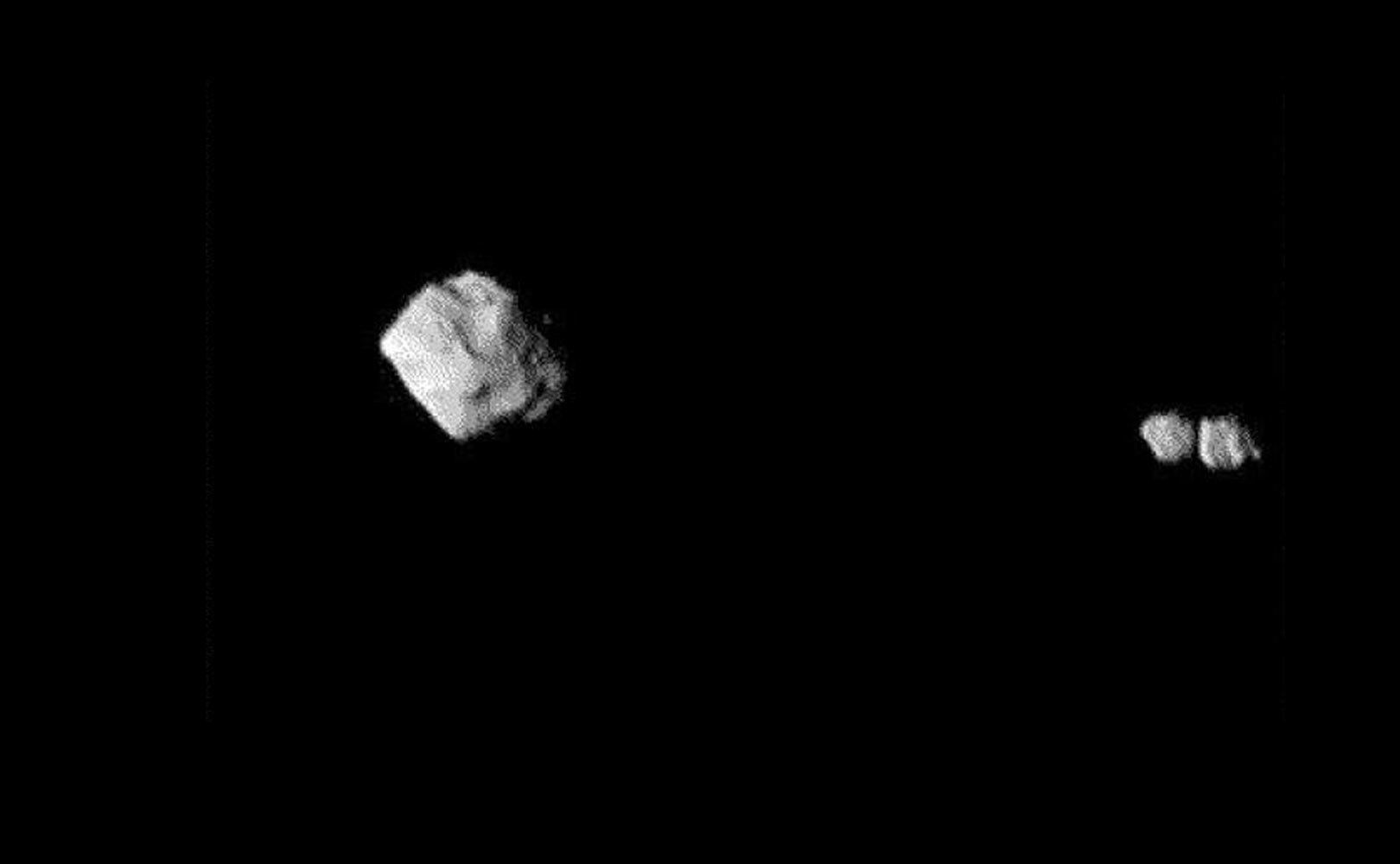 Układ asteroida i jej dwa księżyce