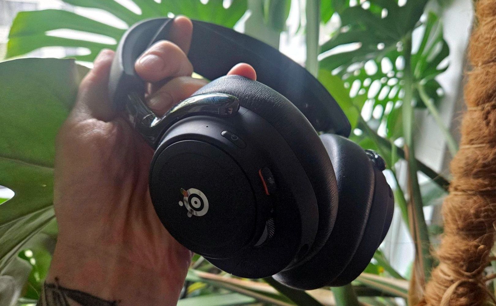SteelSeries Arctis Nova Elite