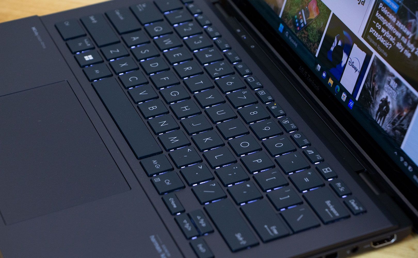 ASUS Zenbook 14 Duo OLED UX8406 - podświetlenie klawiatury