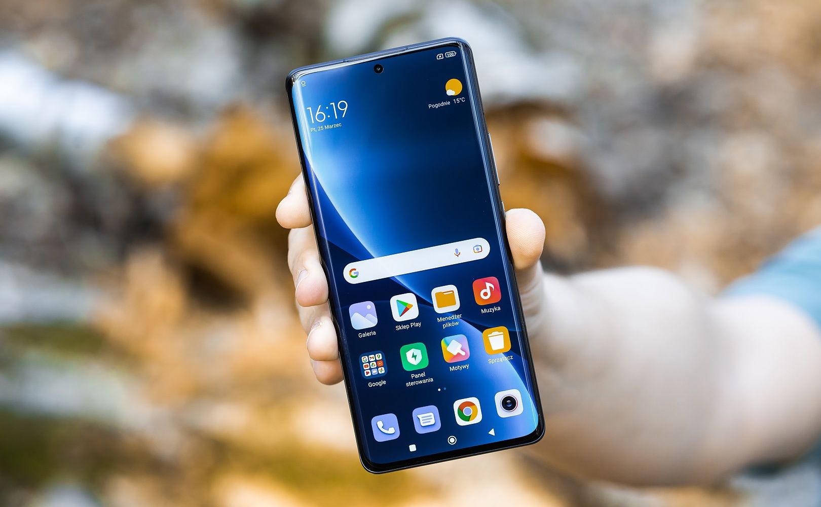 Xiaomi 12 Pro ręka ekran