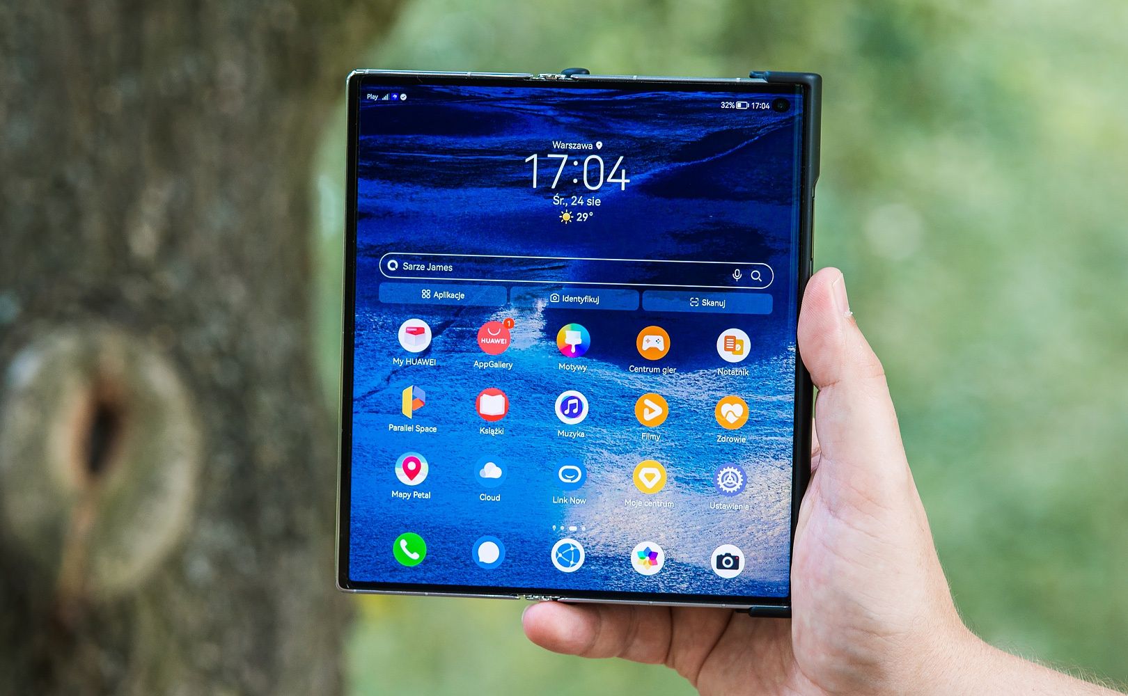 Huawei Mate Xs 2 rozłożony w dłoni i etui