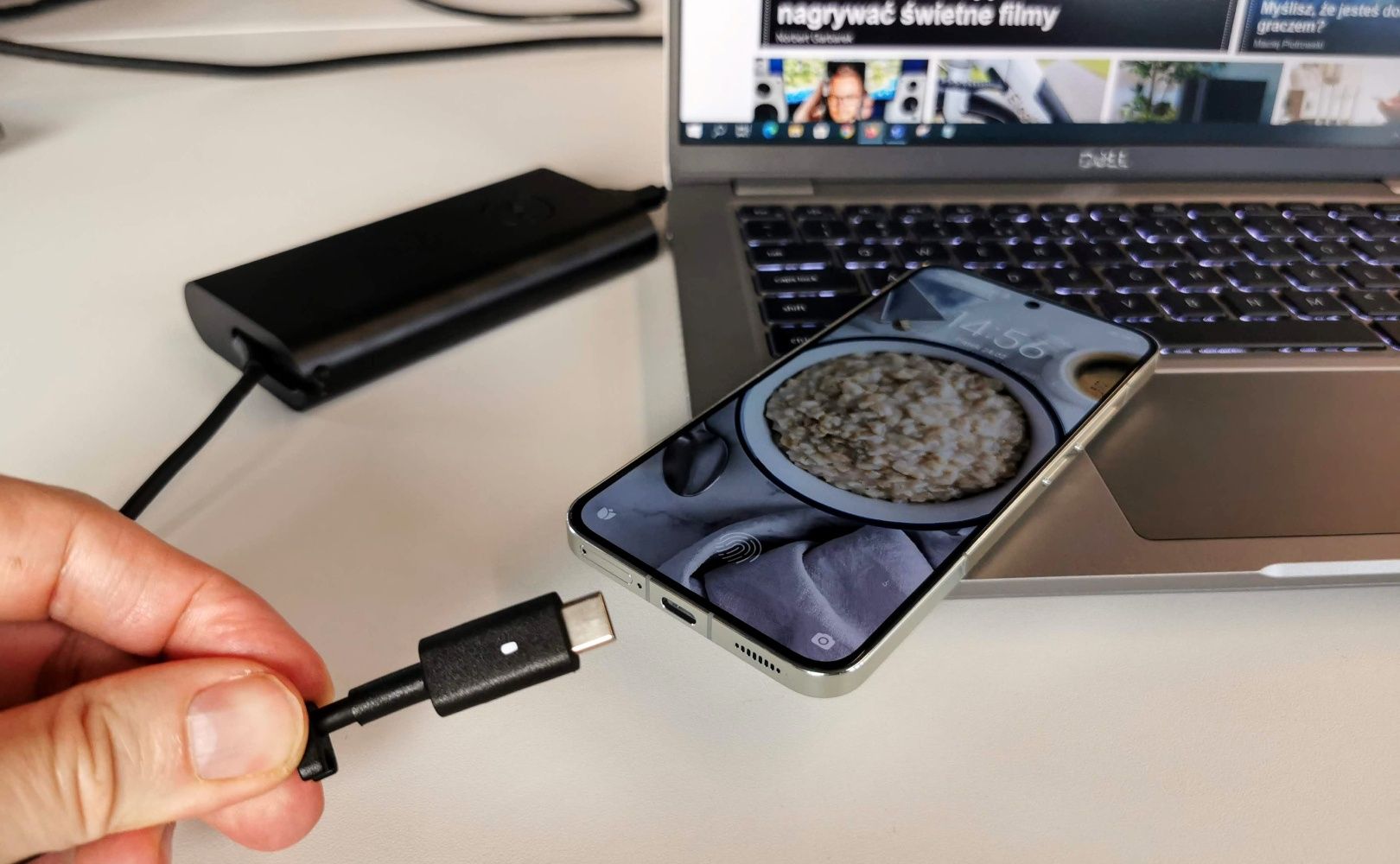 Ładowarką laptopową też można naładować telefon