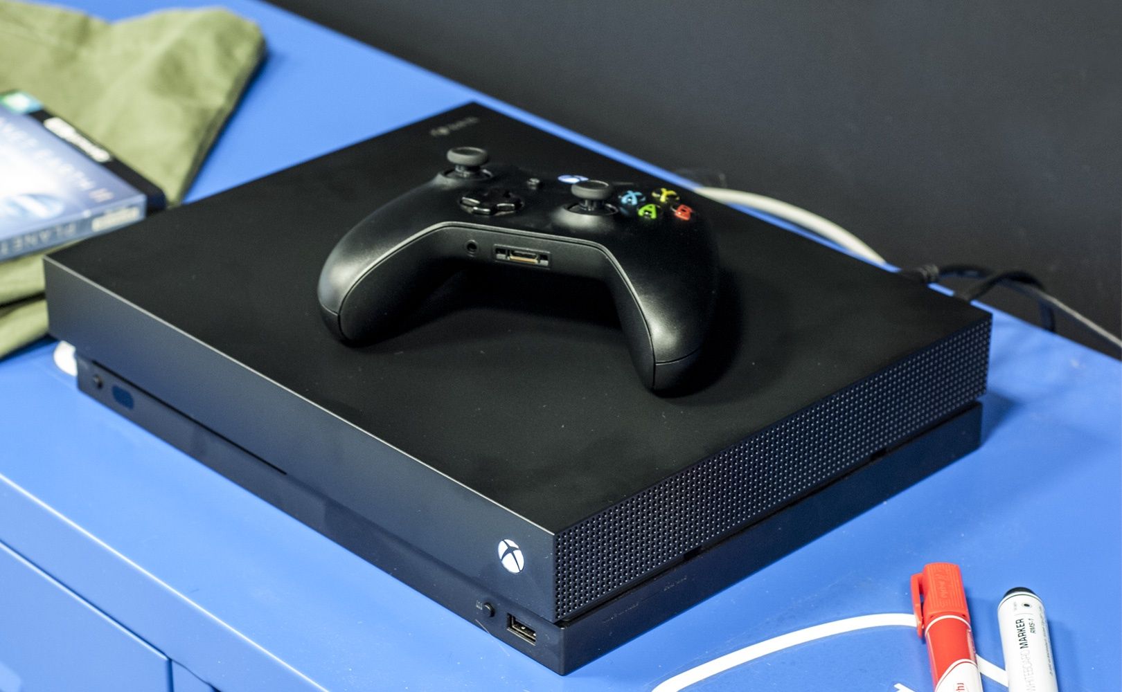 Xbox One X - pod telewizorem