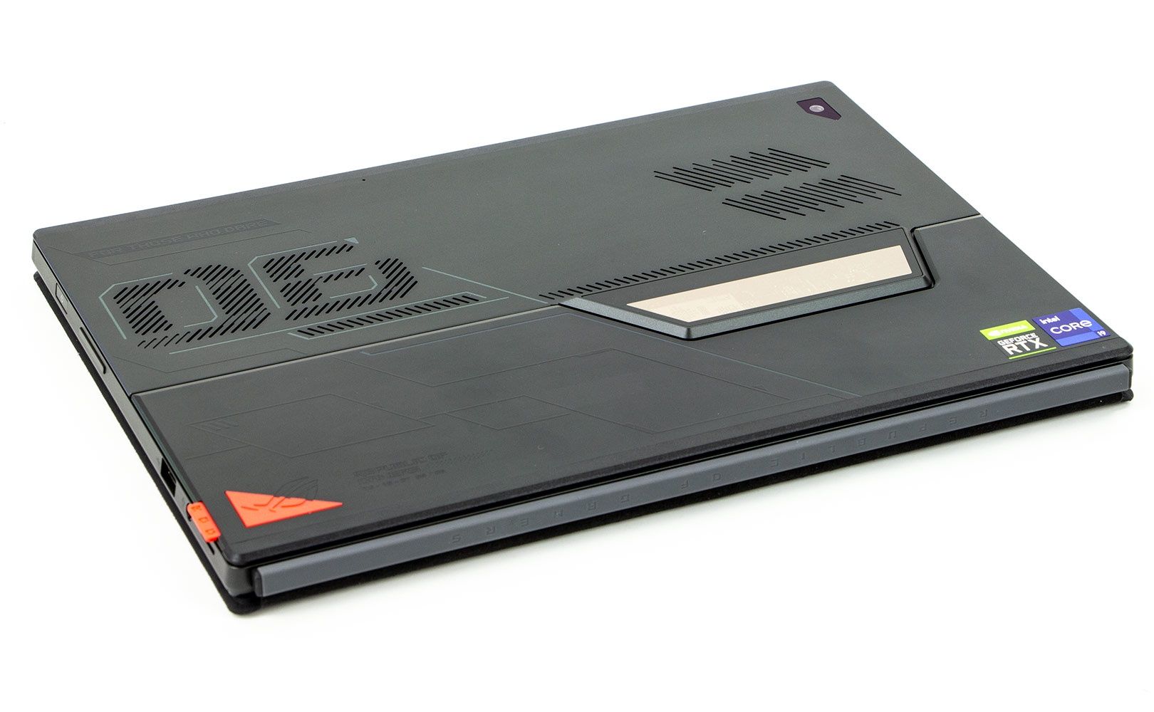 ASUS ROG Flow Z13 - zamknięty tablet (plecy)