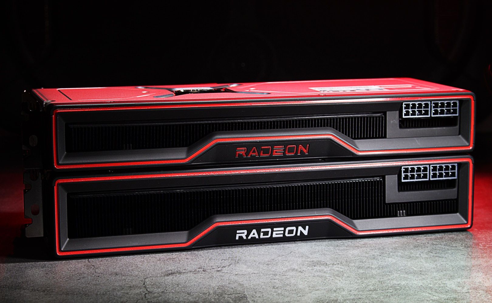 Porównanie grubości kart Radeon RX 6800 i 6800 XT