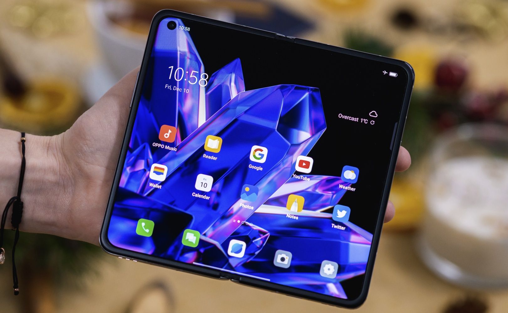 OPPO Find N rozłożony dłoń