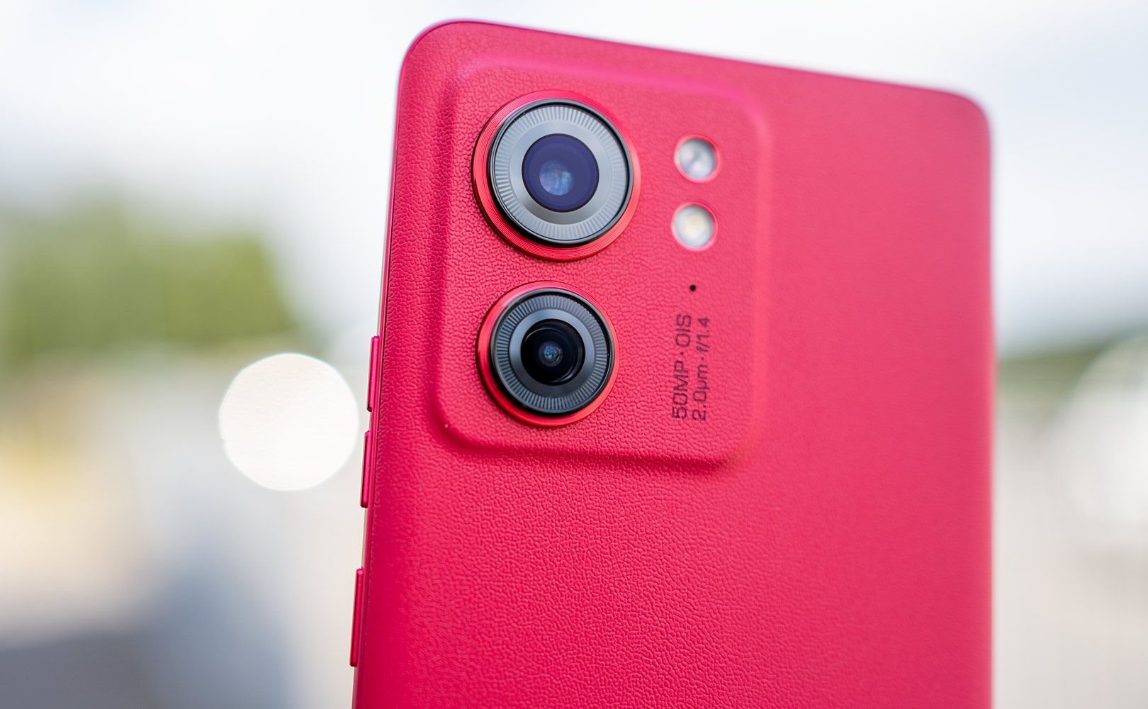 Motorola Edge 40 Vuva Magenta - wegańska skóra i fenomenalne wykończenie
