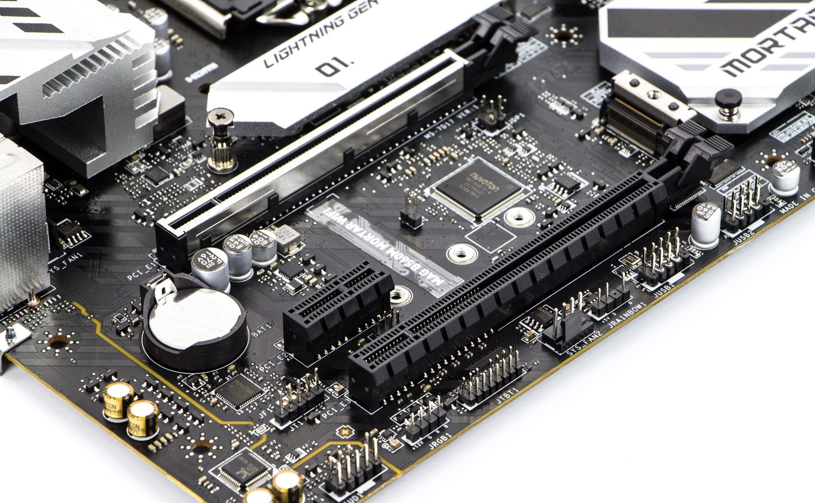 MSI MAG B560M Mortar Wi-Fi - sloty