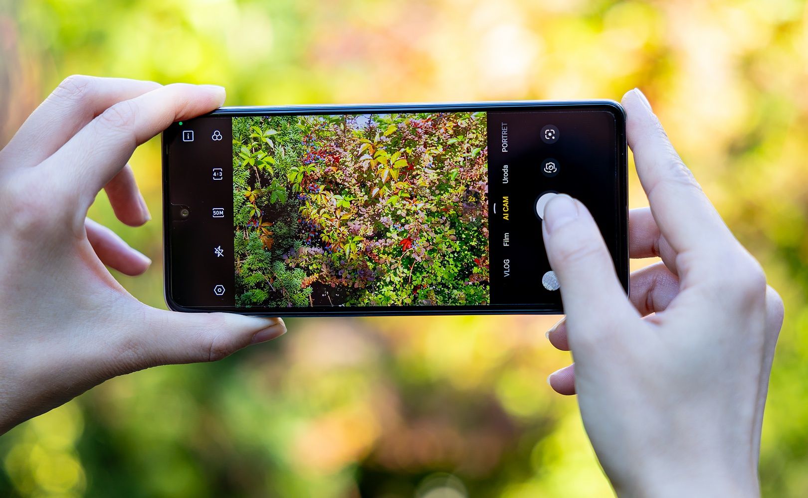 TECNO Pova 5 Pro 5G fotografowanie dłonie
