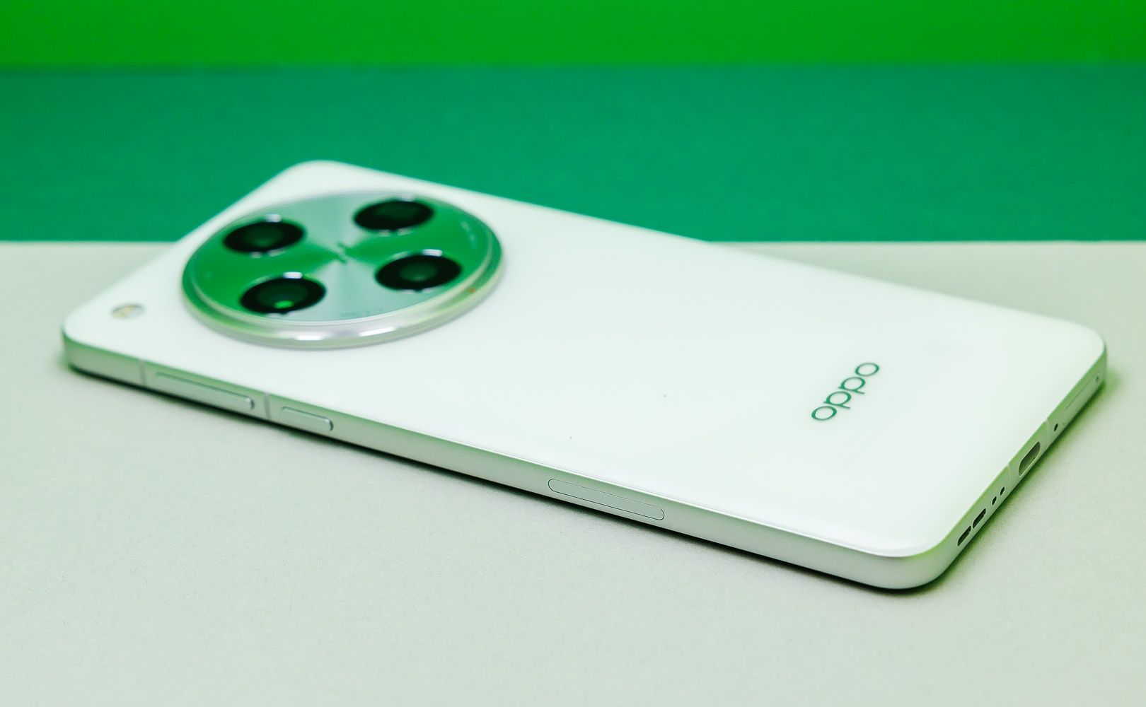 OPPO Find X8 Pro prawa krawędź