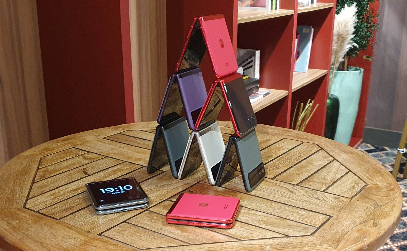 Motorola Razr 40 Ultra i Motorola Razr 40 - wieża z telefonów składanych
