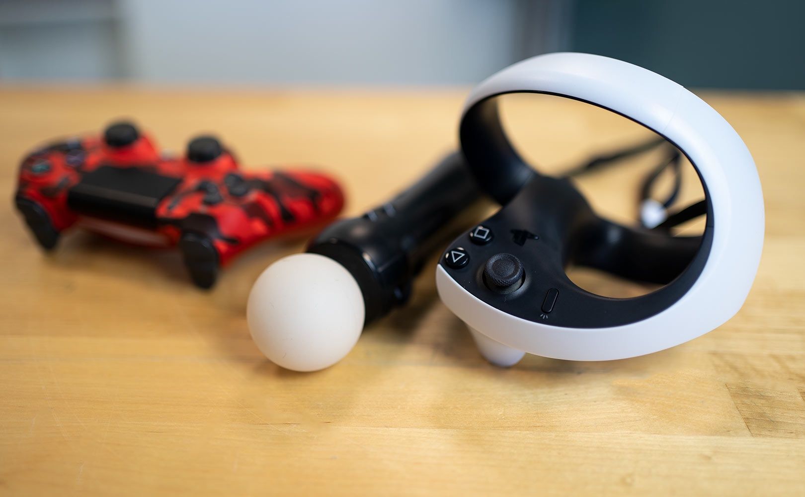 PS VR 2 - poprzednia i nowa generacja kontrolerów do gogli VR