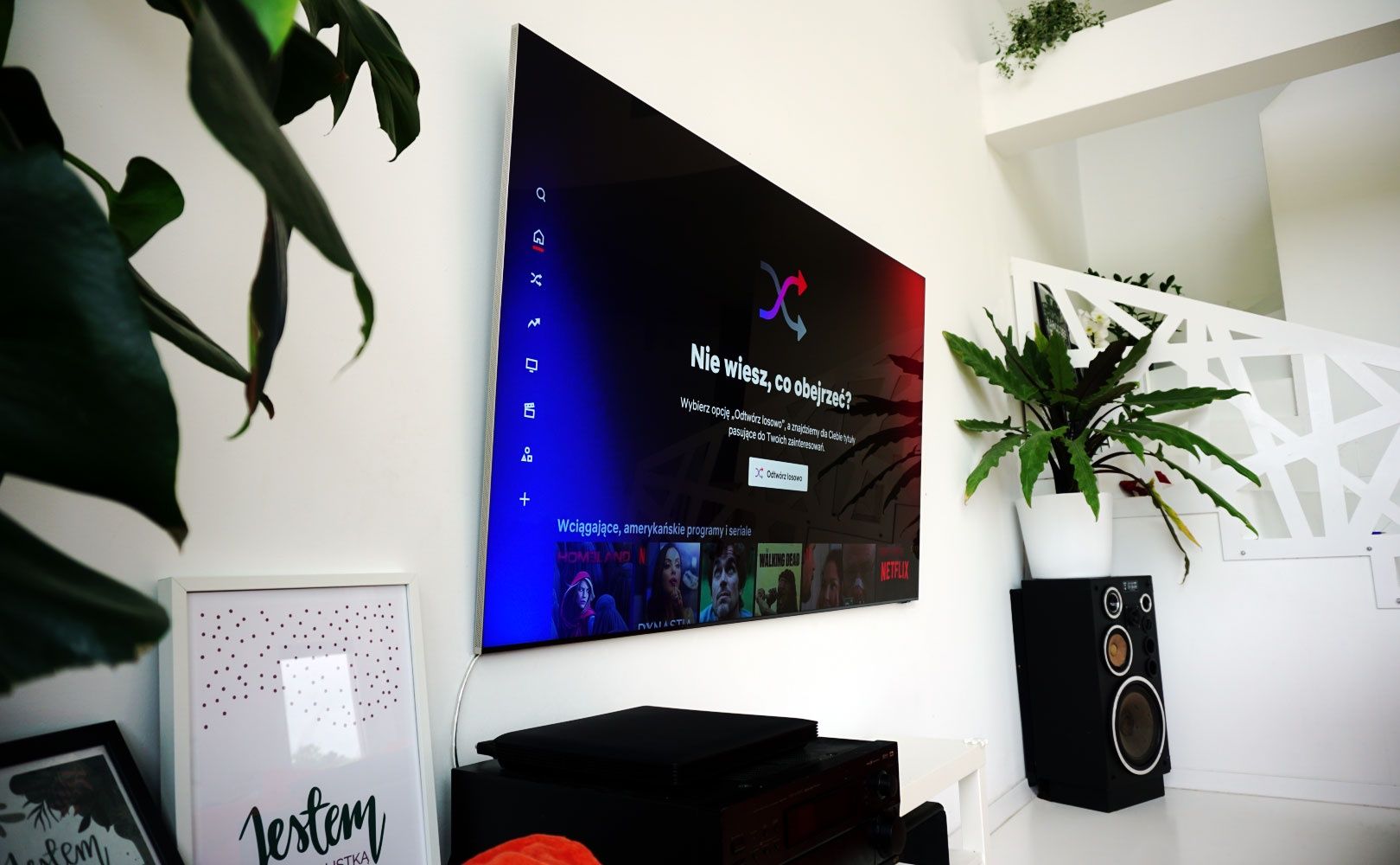 Samsung Neo QLED QN900A - na ścianie