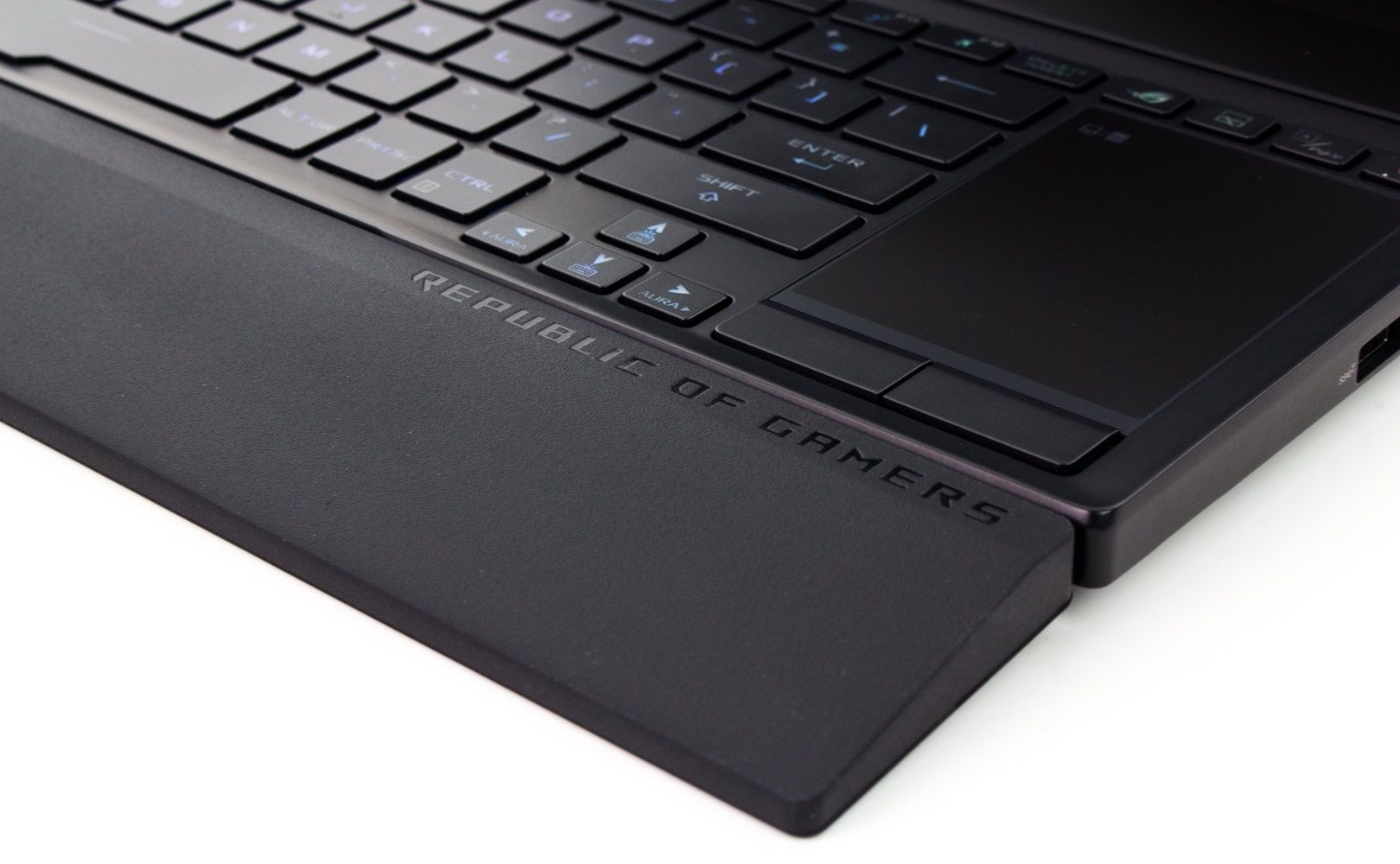 ASUS ROG Zephyrus Duo 15 GX551Q - dodatkowa podstawka pod nadgarstki