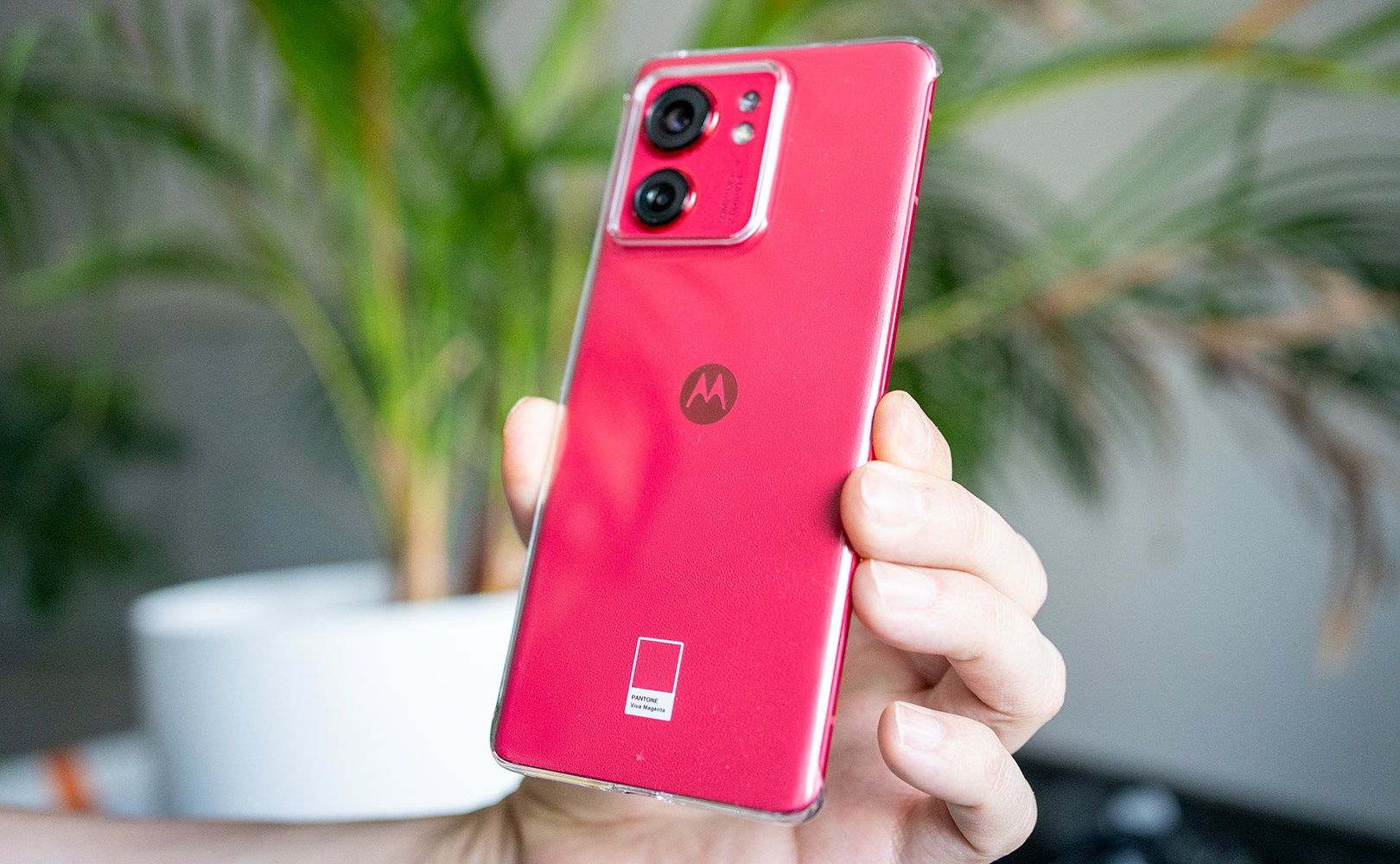Motorola Edge 40 Vuva Magenta - przezroczyste etui z zestawu
