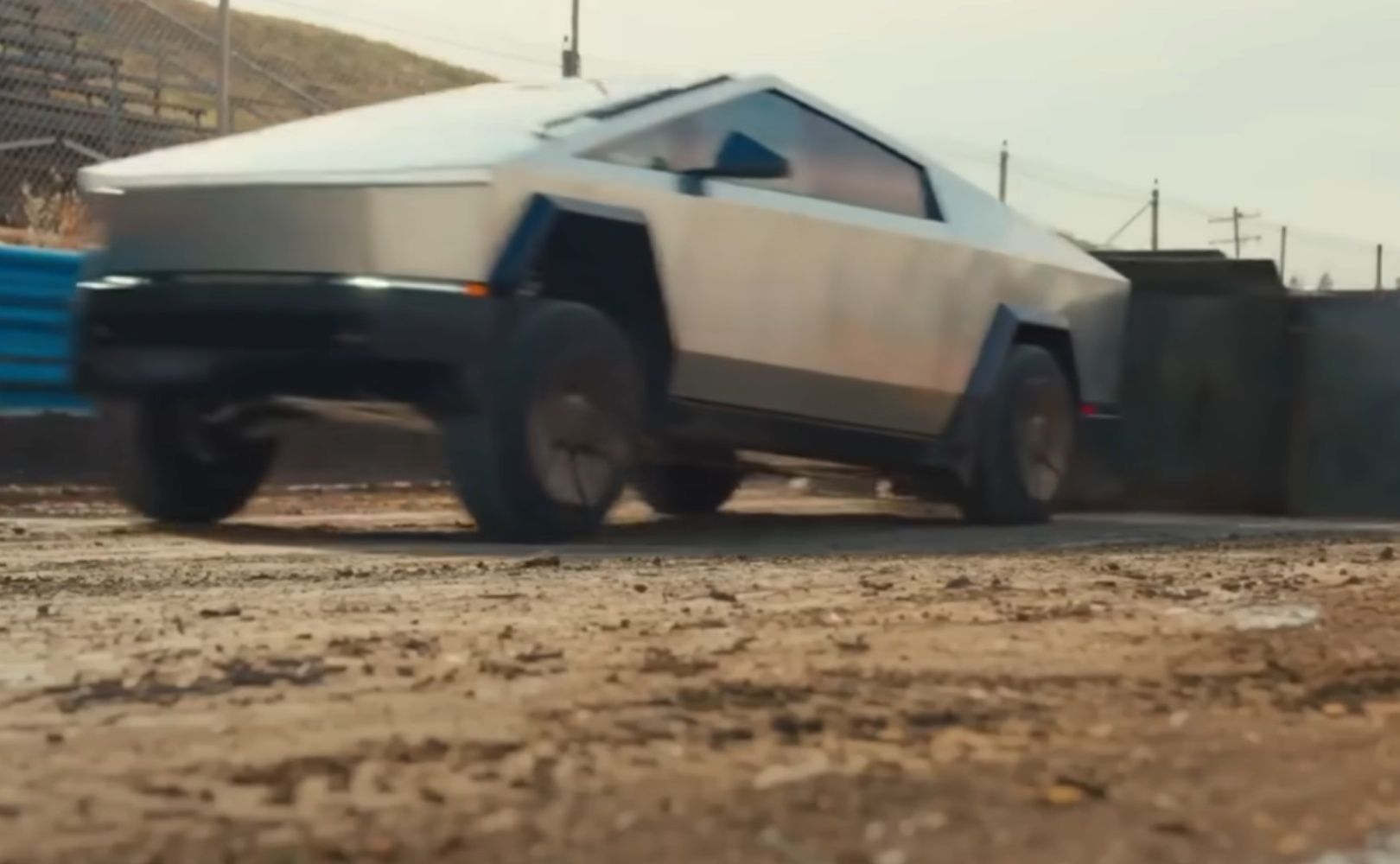 Tesla Cybertruck przetestowana na zawodach tractor pull